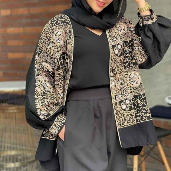 Eleganter, bestickter persischer Manto, schick für jede Gelegenheit