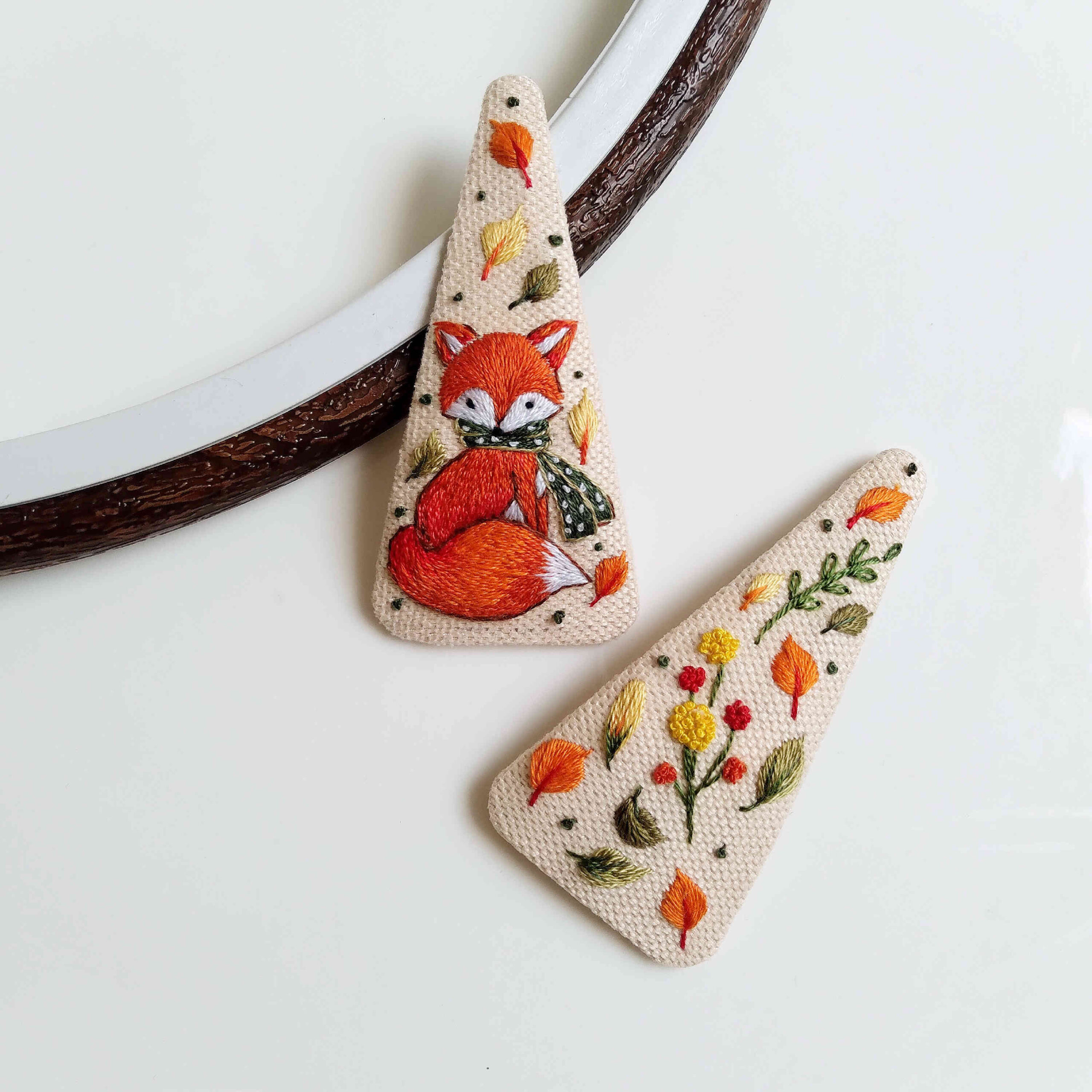 Besticktes Snap-Haarspangen-Set mit Fuchs-Design Handgewebt