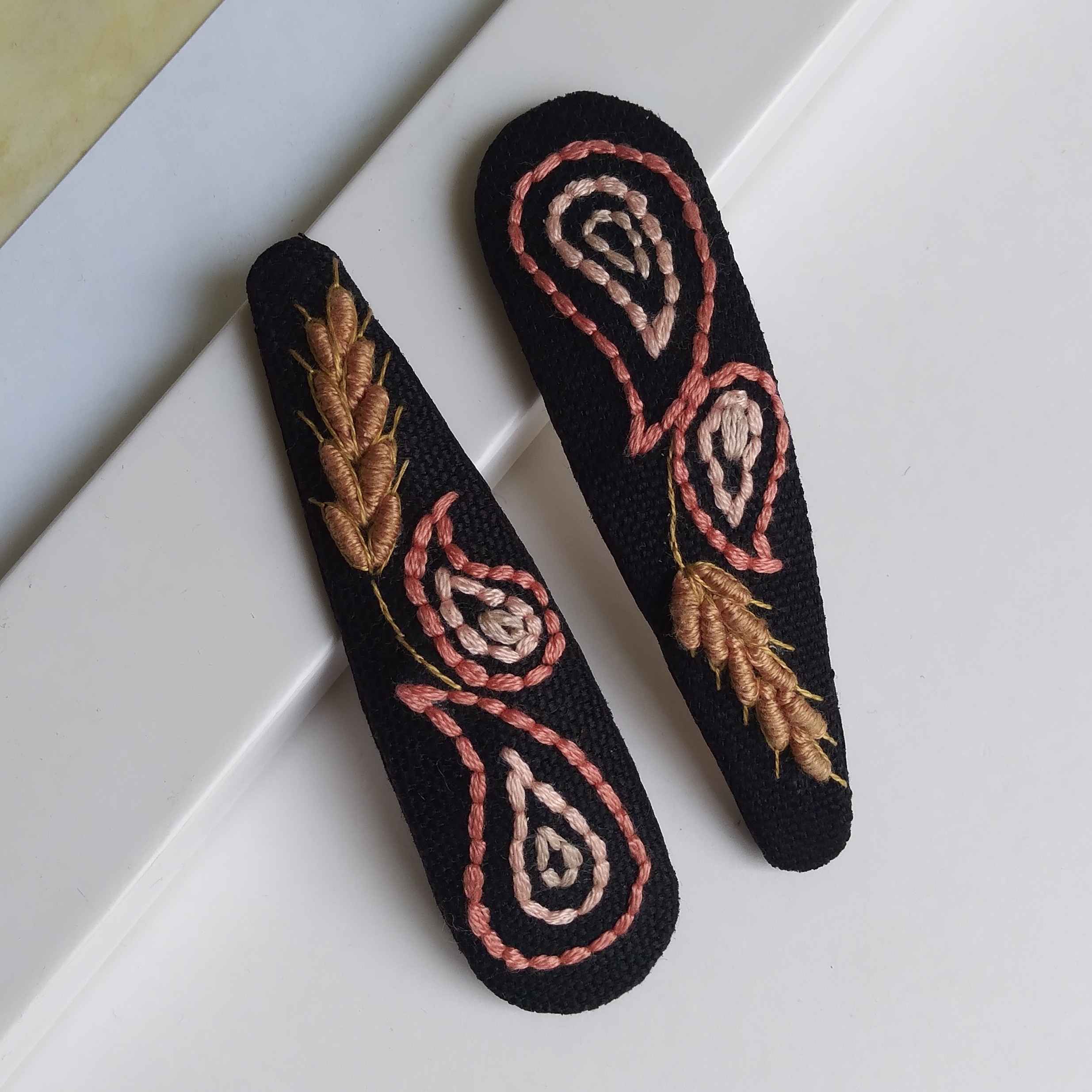 Besticktes Snap-Haarspangen-Set mit Paisley-Design Handgewebt