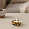Glänzender persischer Kerzenständer aus Stahl mit Lotus-Design in Gold