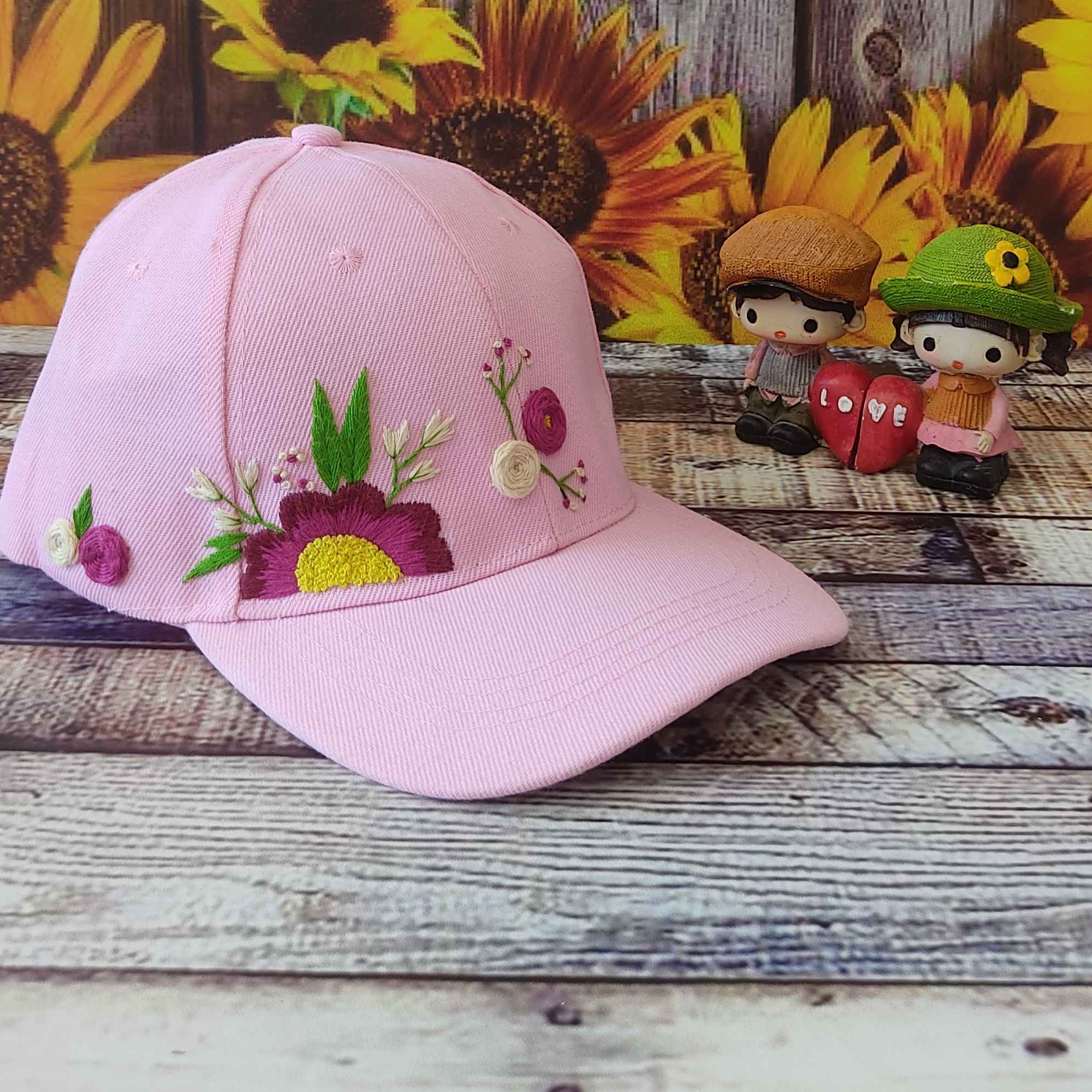 Handgestickte Damenkappe mit floralen Design