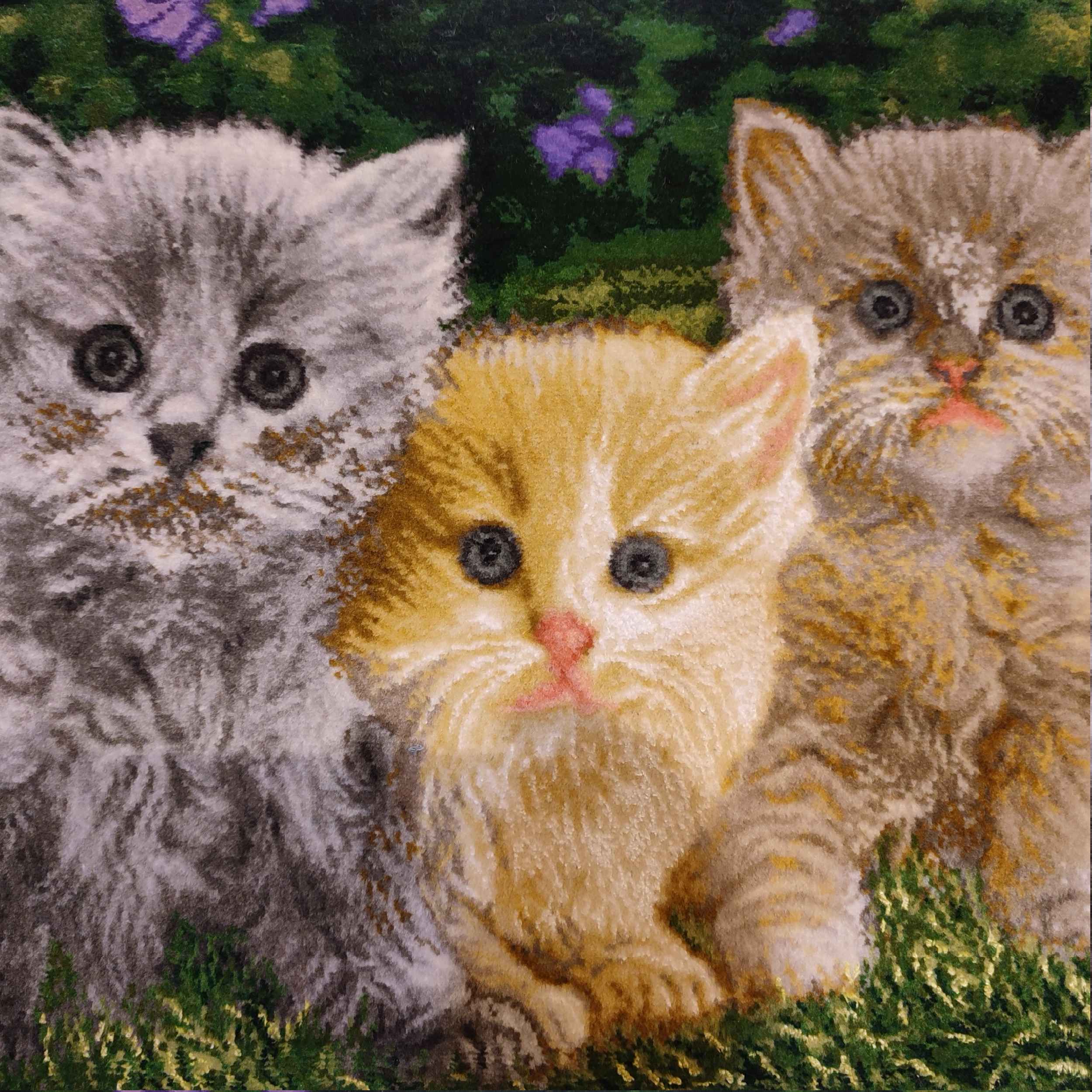 Handgeknüpfter persischer Bildteppich aus Tabriz, der Kätzchen darstellt