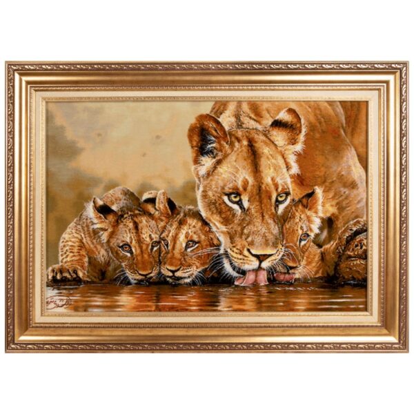 Handgeknüpfter persischer Bildteppich aus Tabriz, der eine Löwenfamilie beim Trinken darstellt