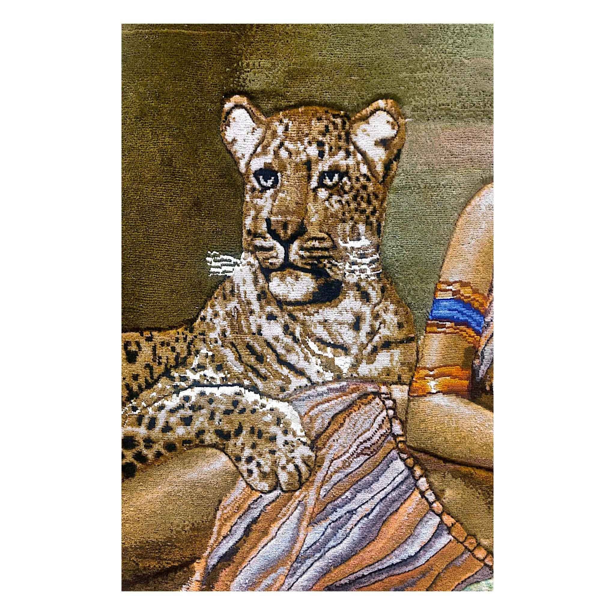 Handgeknüpfter persischer Seidenbildteppich aus Tabriz, der eine ägyptische Frau und einen Tiger darstellt