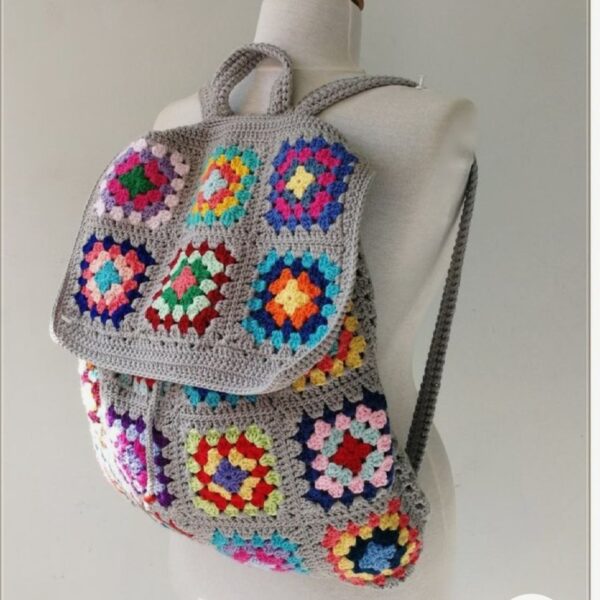 Handgefertigter Häkel-Rucksack mit Granny-Square-Design – Lässiger Stil