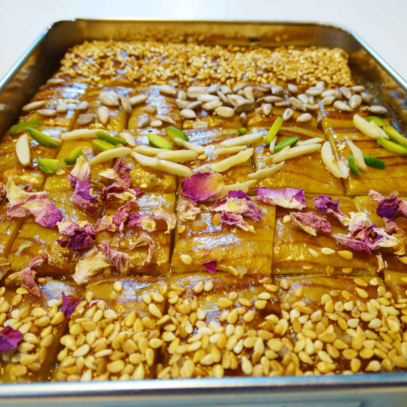 Persische Süßigkeit – Gefülltes Baklava mit Nüssen & Rosenblättern 650 Gramm