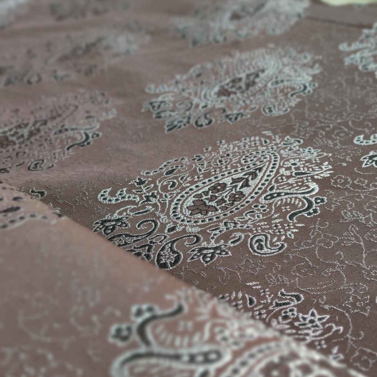 Persischer Termeh-Stoff mit klassischem Paisley-Design