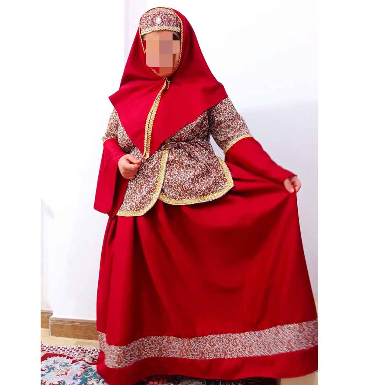 Traditionelles Kleidungsset für persische Frauen in Rot