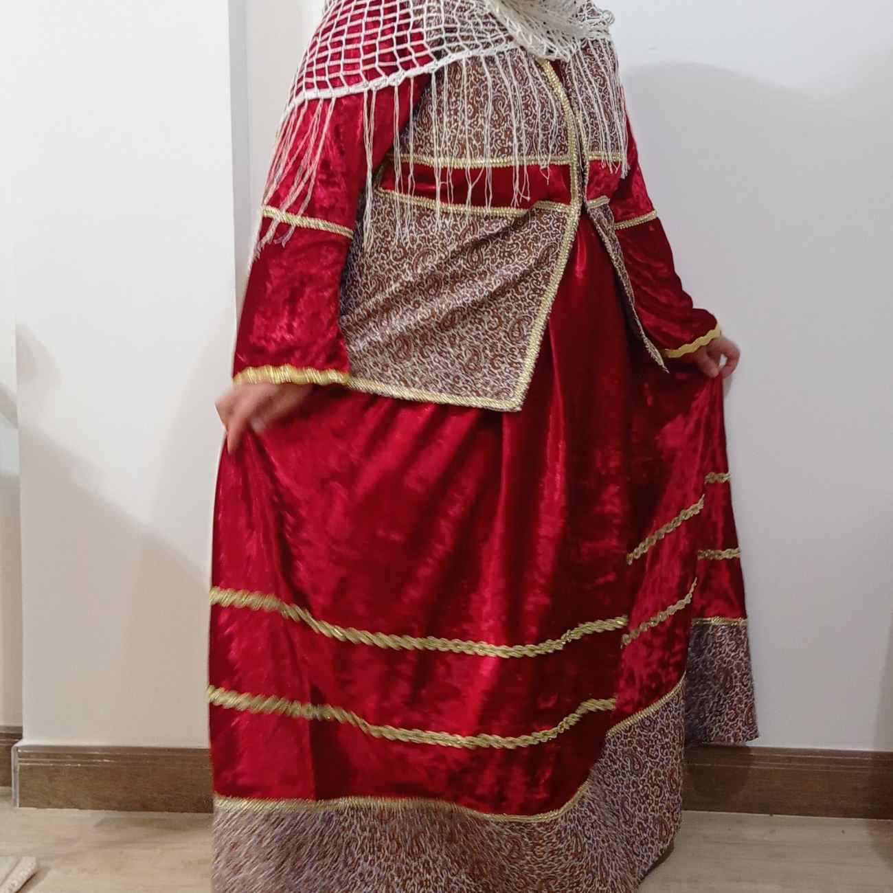 Traditionelles türkisches Kleidungsset für persische Frauen