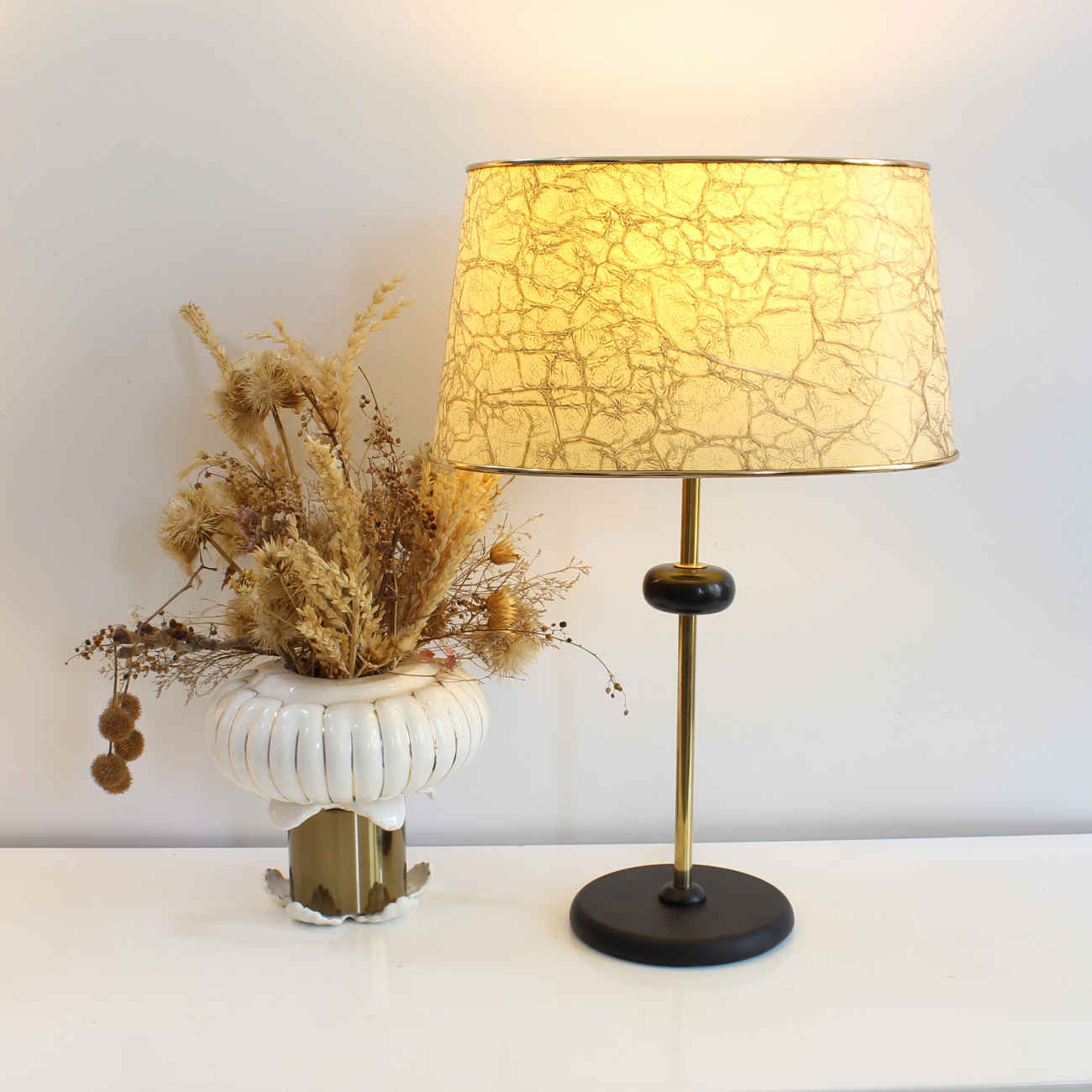 Tischlampe mit Trommel-Lampenschirm Design in Gold