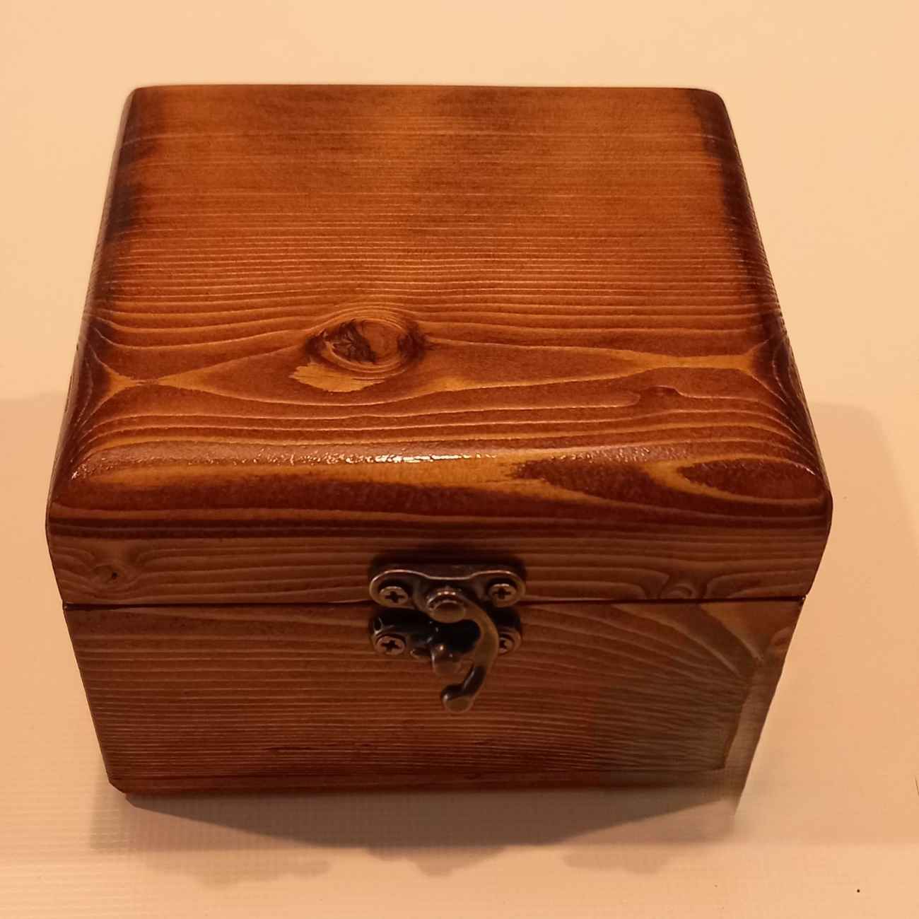 Handgefertigte Holz-Schmuckbox in Braun