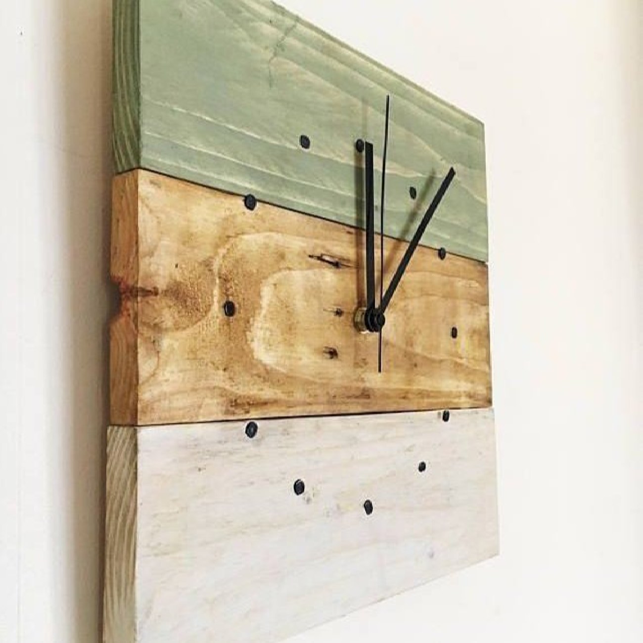 Handgefertigte Holzwanduhr mit lautlosem kontinuierlichen Sweep-Mechanismus
