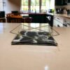 Kunsthandwerkliches Resin-Serviertablett mit Griffen in Schwarz