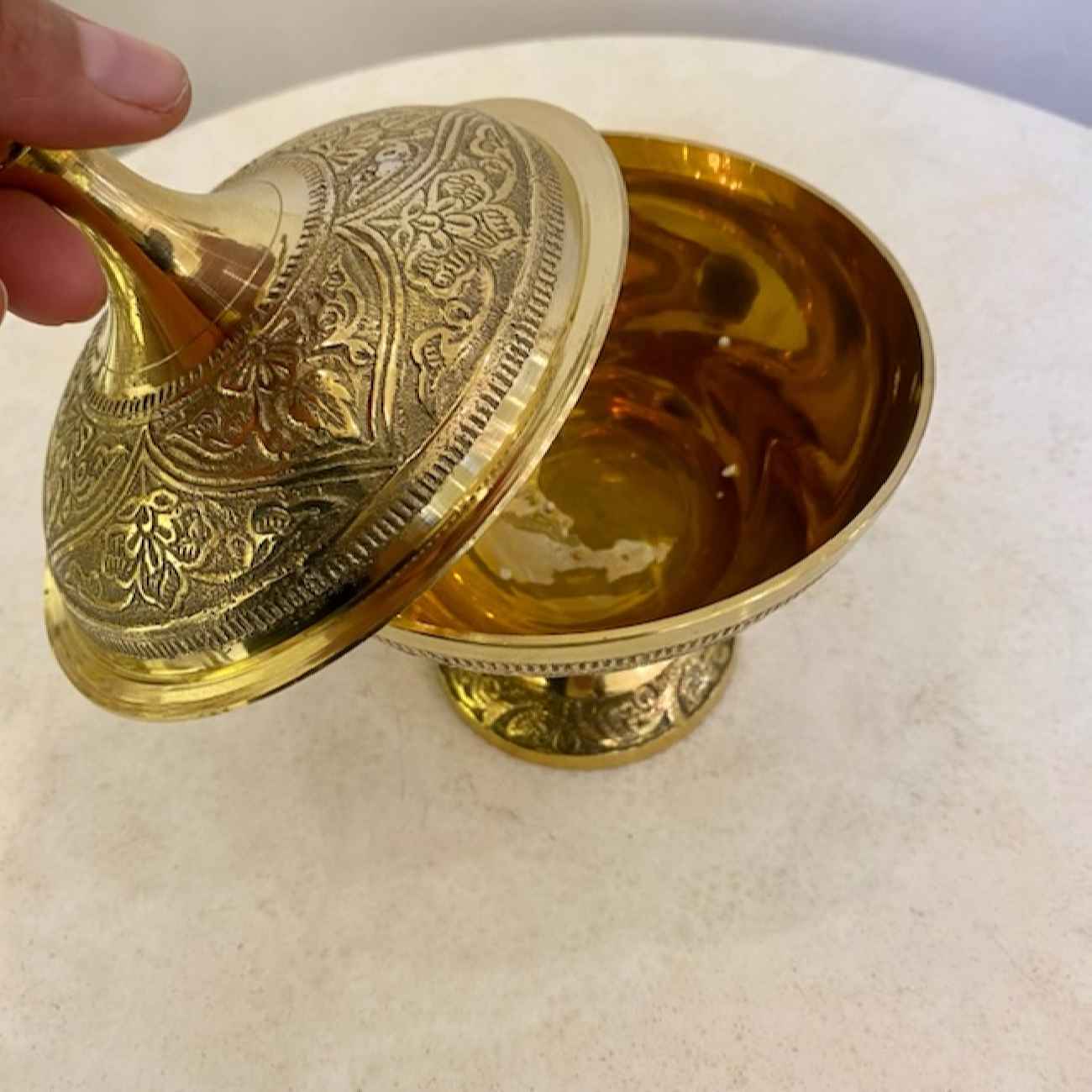 Messing-Zuckerschale mit dekorativem Deckel & Fuß