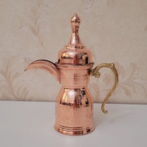 Arabische Kaffeekanne aus Kupfer für die Zubereitung von Qahwa und arabischem Kaffee – Modell Aliyeh