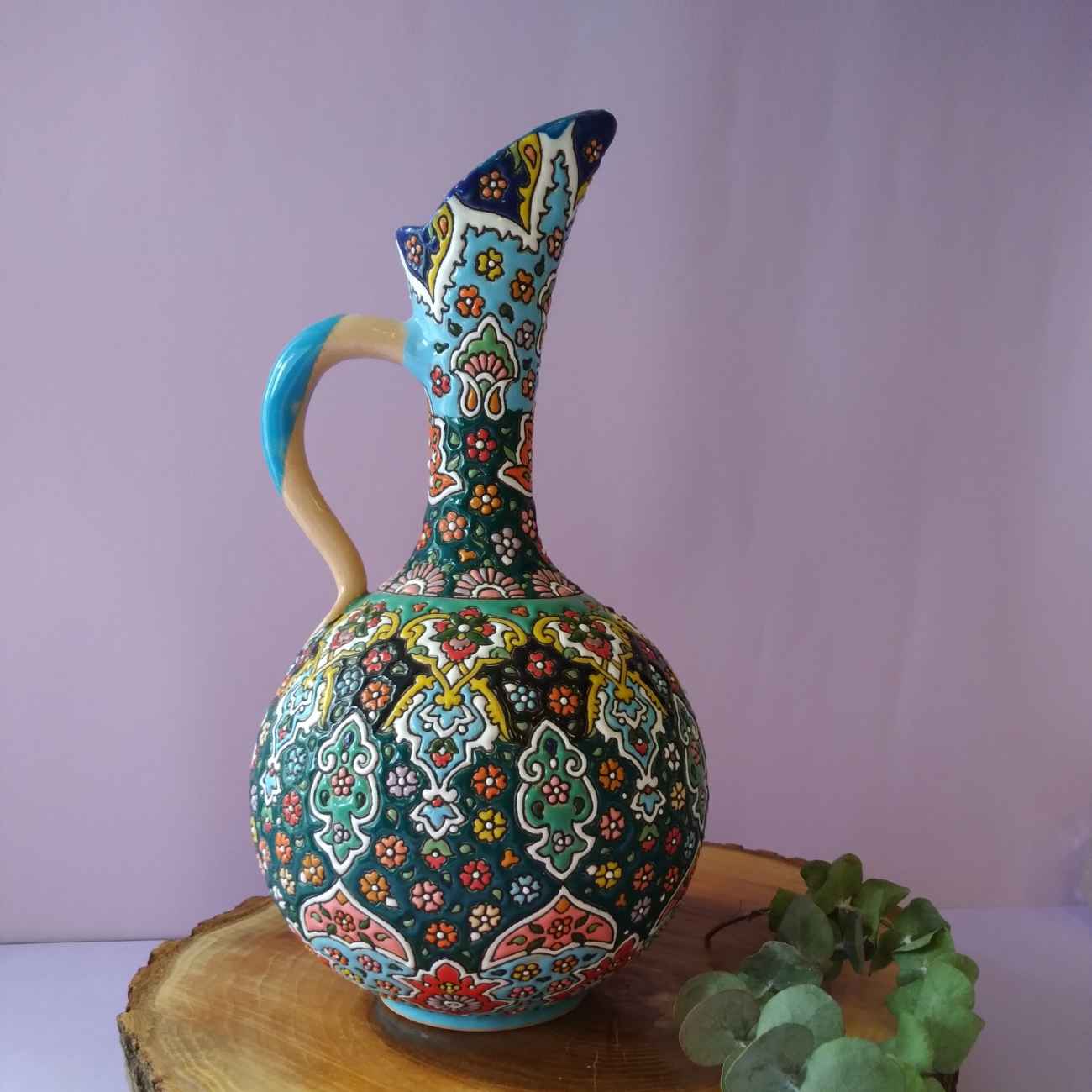Dekorativer Töpferkrug in Minakari-Kunst