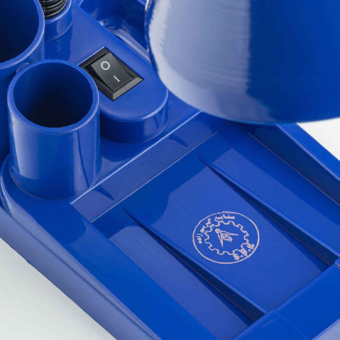 Metall-Schreibtischlampe mit Aufbewahrung – praktische Beleuchtungslösung von Karimzadeh