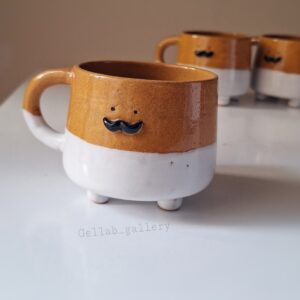 Künstlerische handgefertigte Keramiktasse – Elegantes braunes Design
