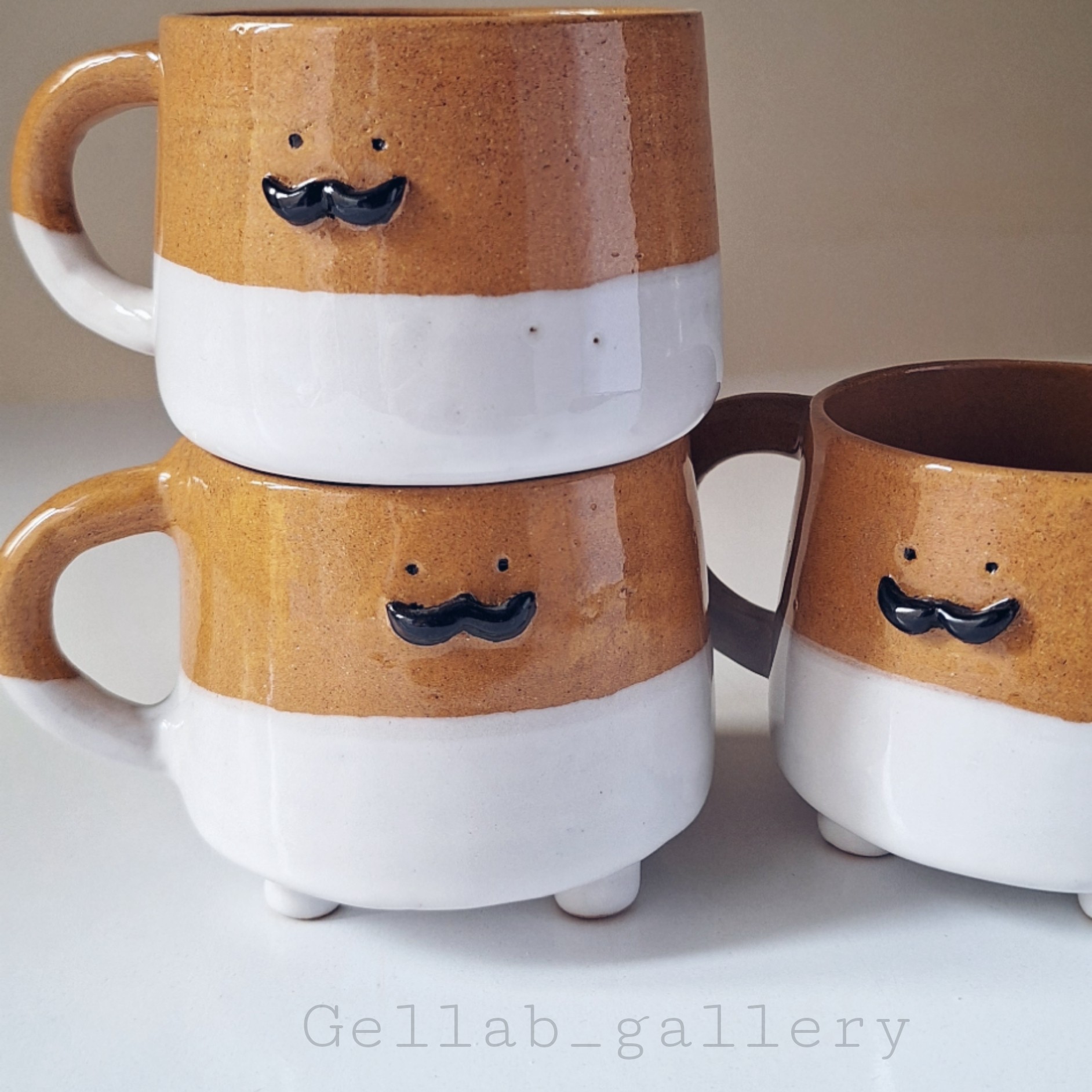 Künstlerische handgefertigte Keramiktasse – Elegantes braunes Design