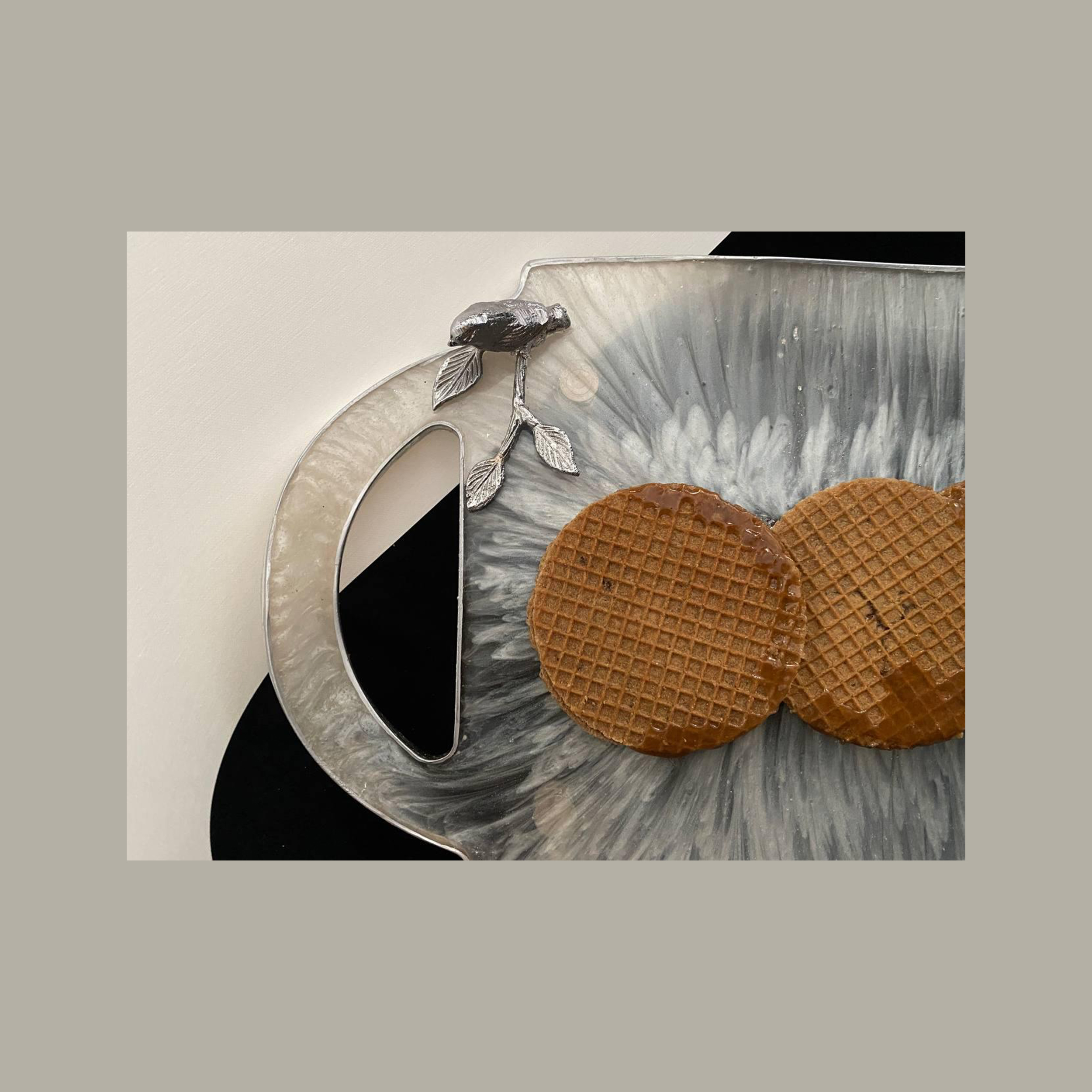 Elegantes Resin-Serviertablett, handbemalt mit Griffen