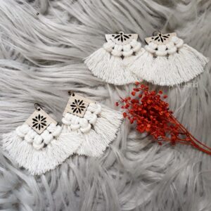 Handgewebte Macrame Ohrringe mit Quasten in Weiß