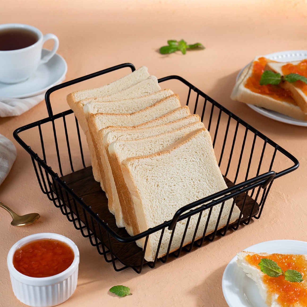 Obstkorb aus Metalldraht mit Holzfuß in Schwarz