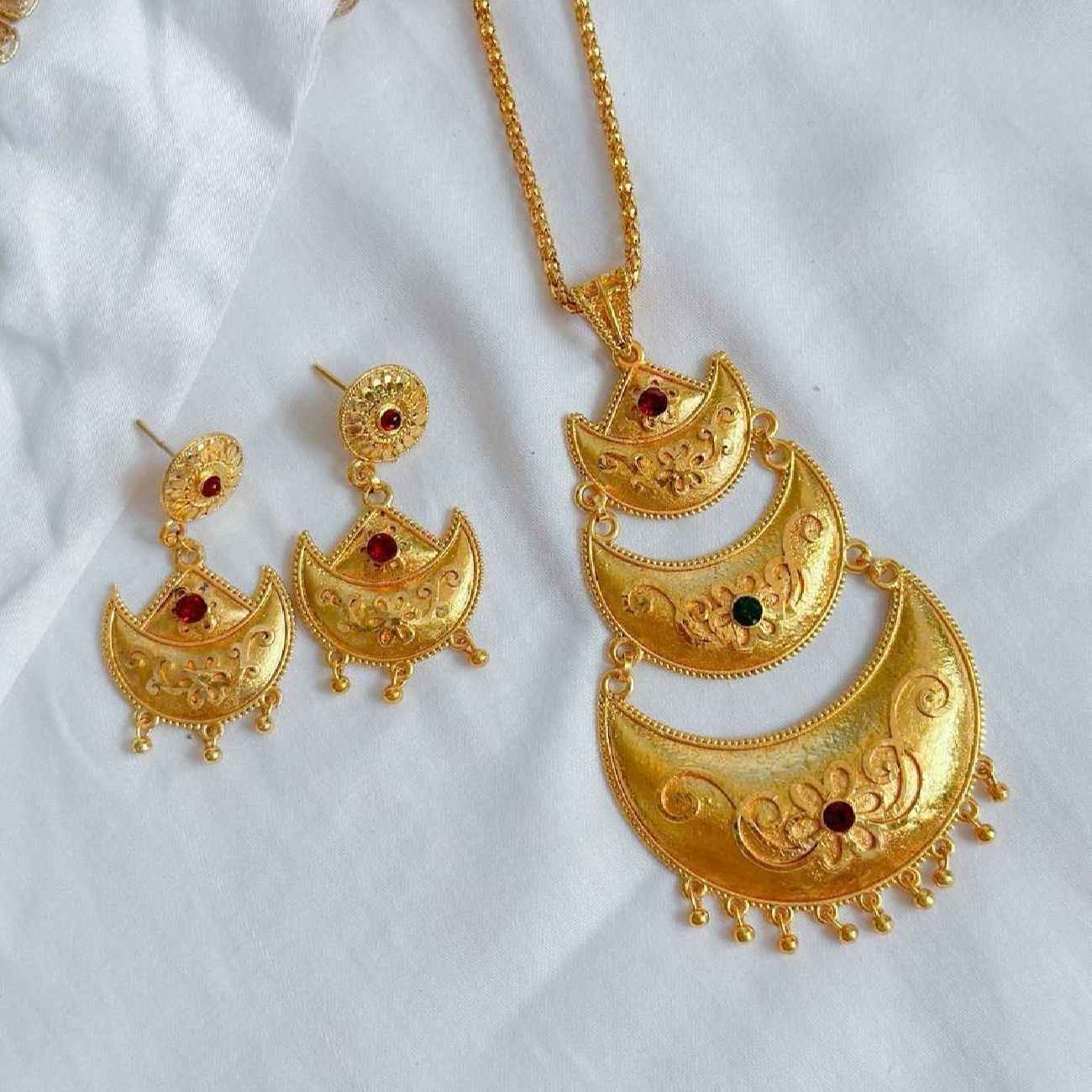 Elegantes Mehak Messing-Halsketten-Set mit Ohrringen