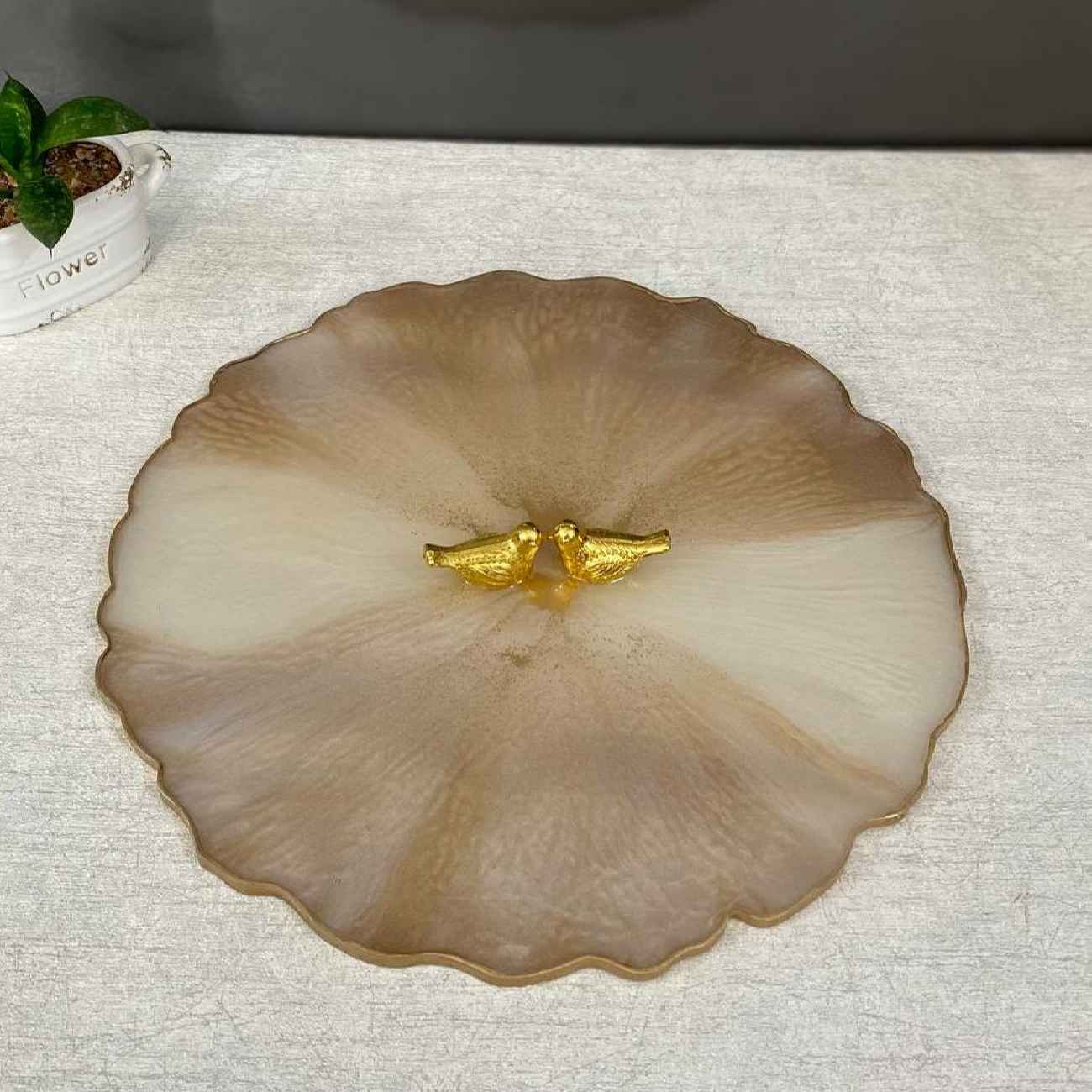 Resin-Serviertablett, handbemalt in Hellbraun