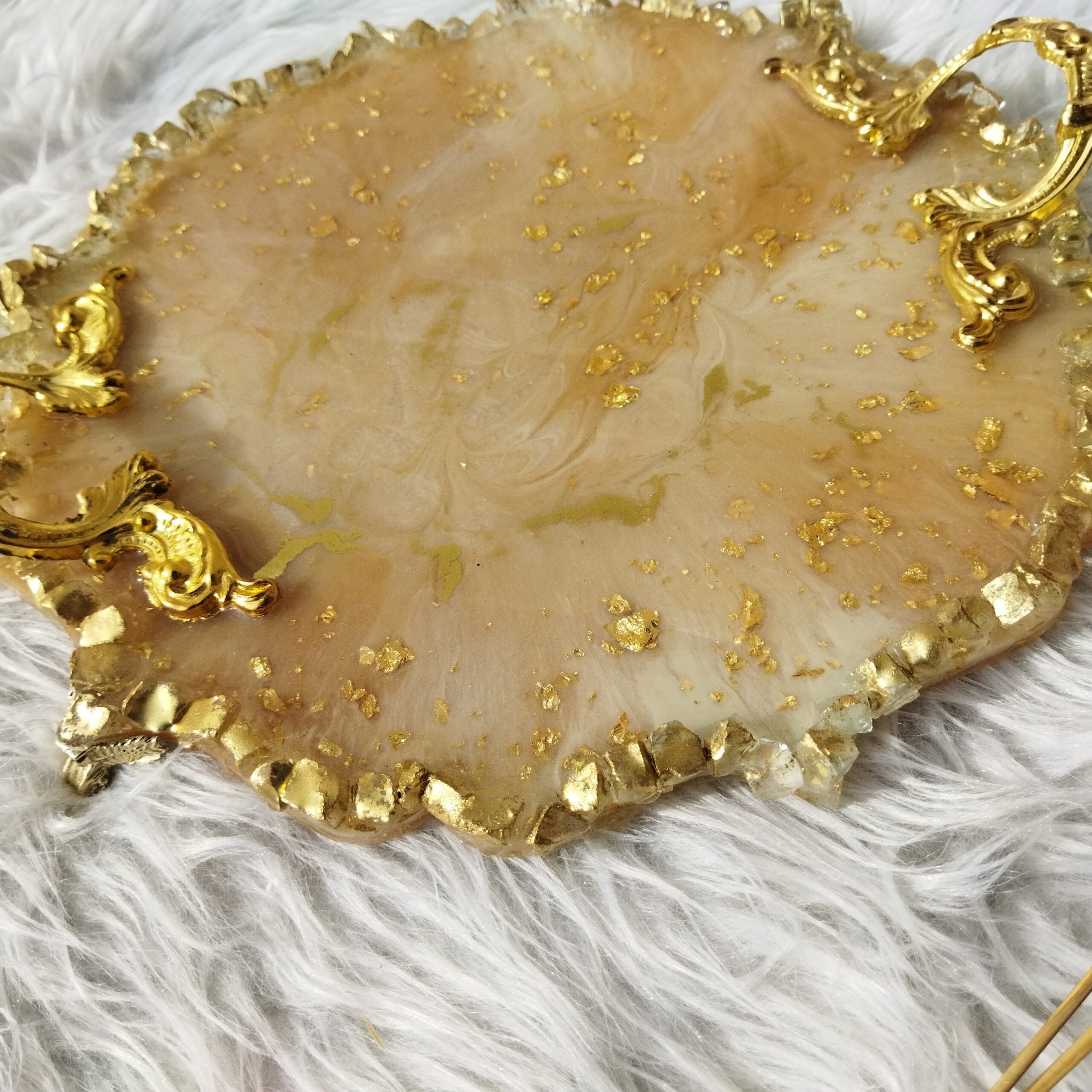 Resin-Serviertablett, handbemalt mit Griffen in Gold