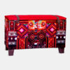 Traditioneller roter persischer Hocker mit Holzbeinen