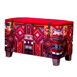 Traditioneller roter persischer Hocker mit Holzbeinen