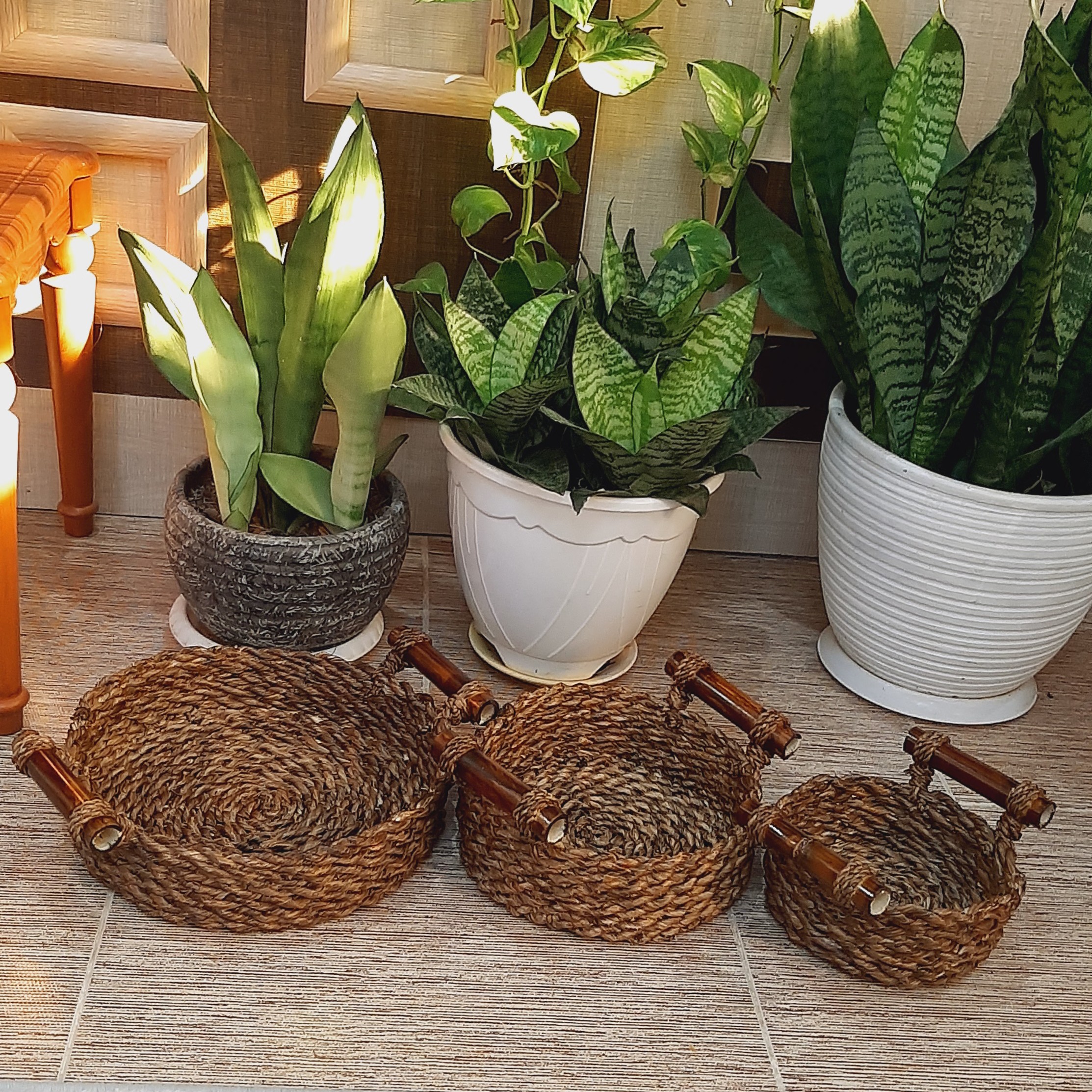 Handgewebter Weidenkorb mit Griff in Dunkelbraun