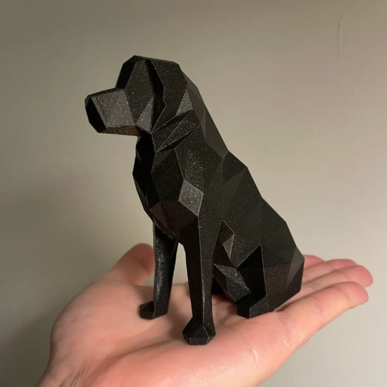 Geometrische Schwarze Hund Sitzende Figur – Moderne Kubismus Skulptur