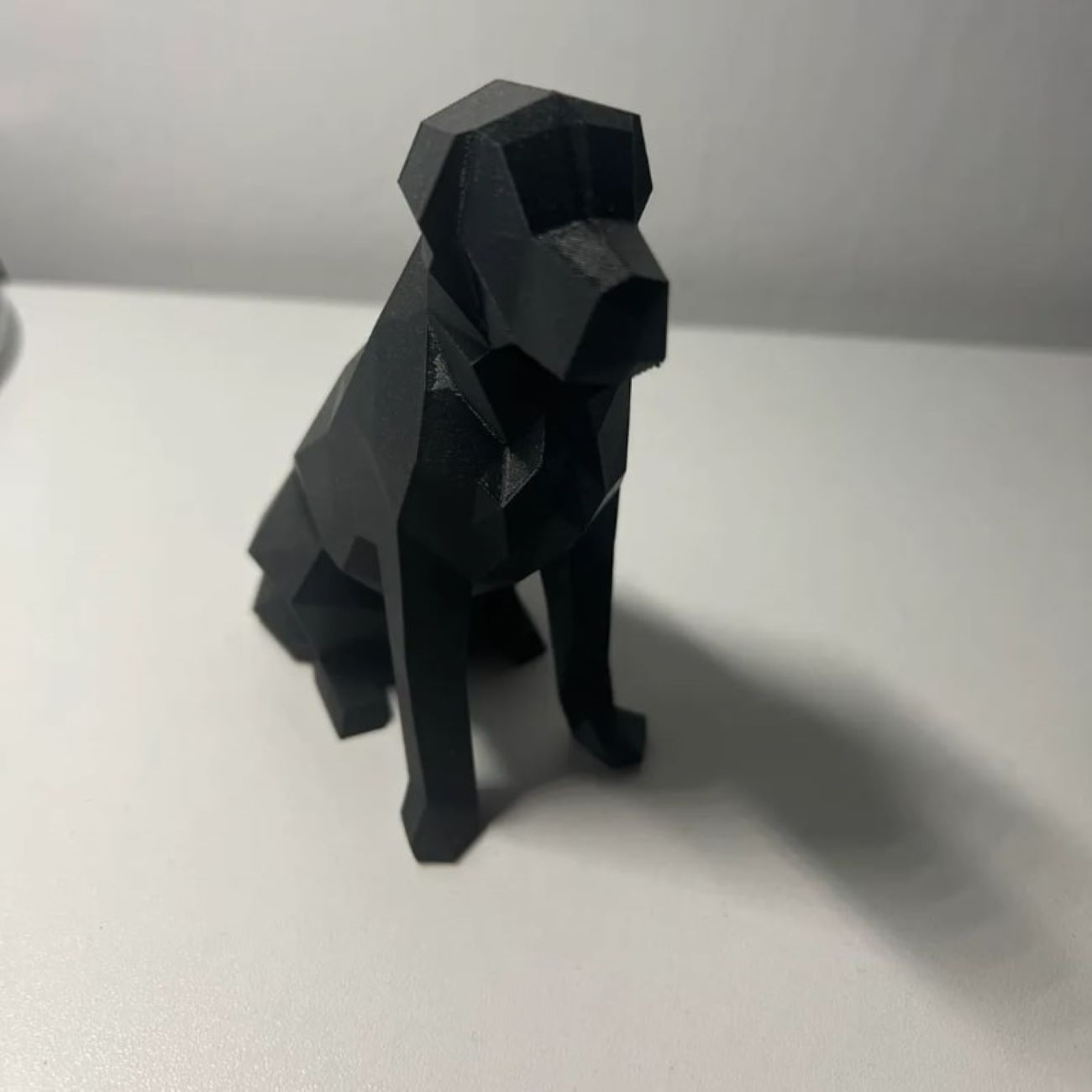 Geometrische Schwarze Hund Sitzende Figur – Moderne Kubismus Skulptur
