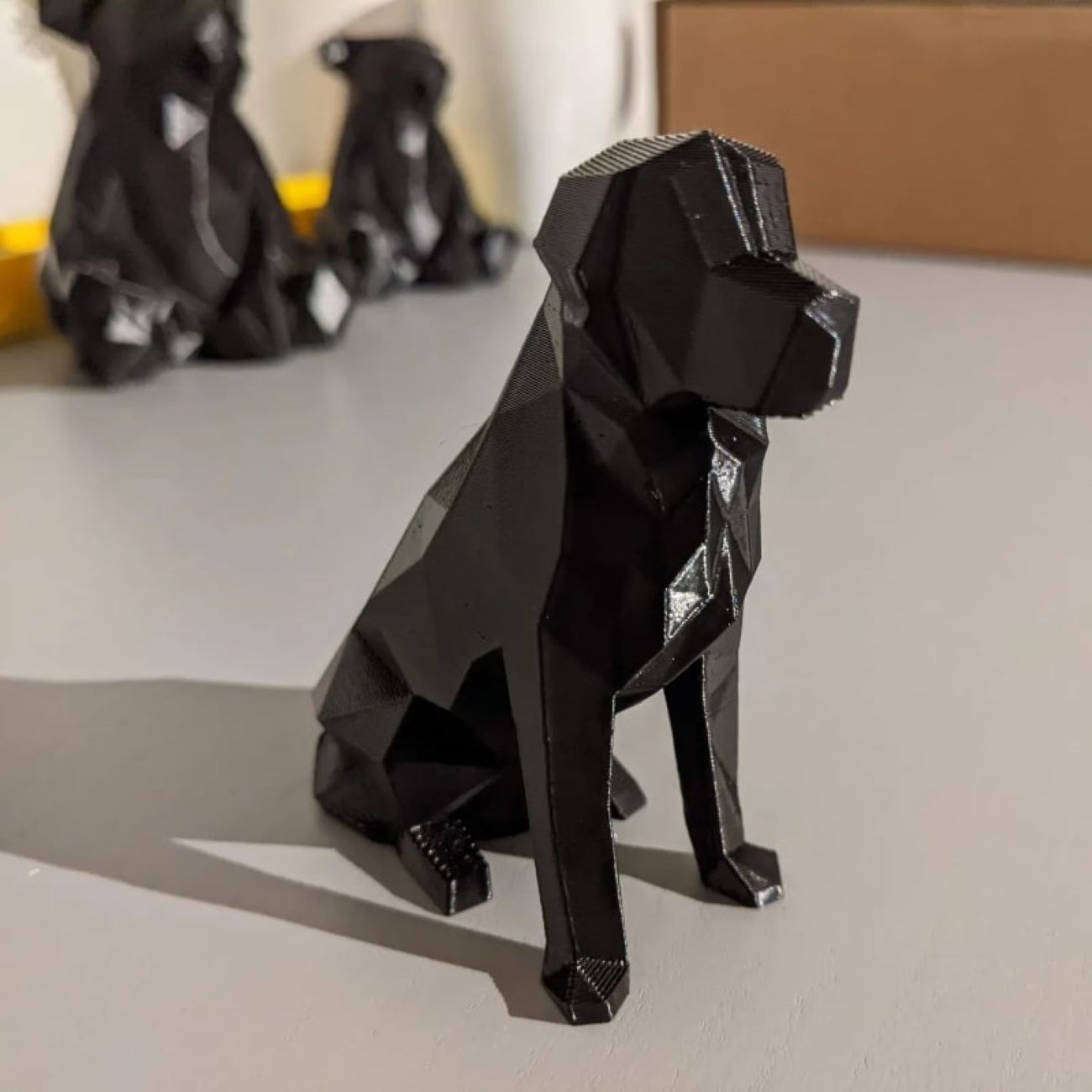 Geometrische Schwarze Hund Sitzende Figur – Moderne Kubismus Skulptur