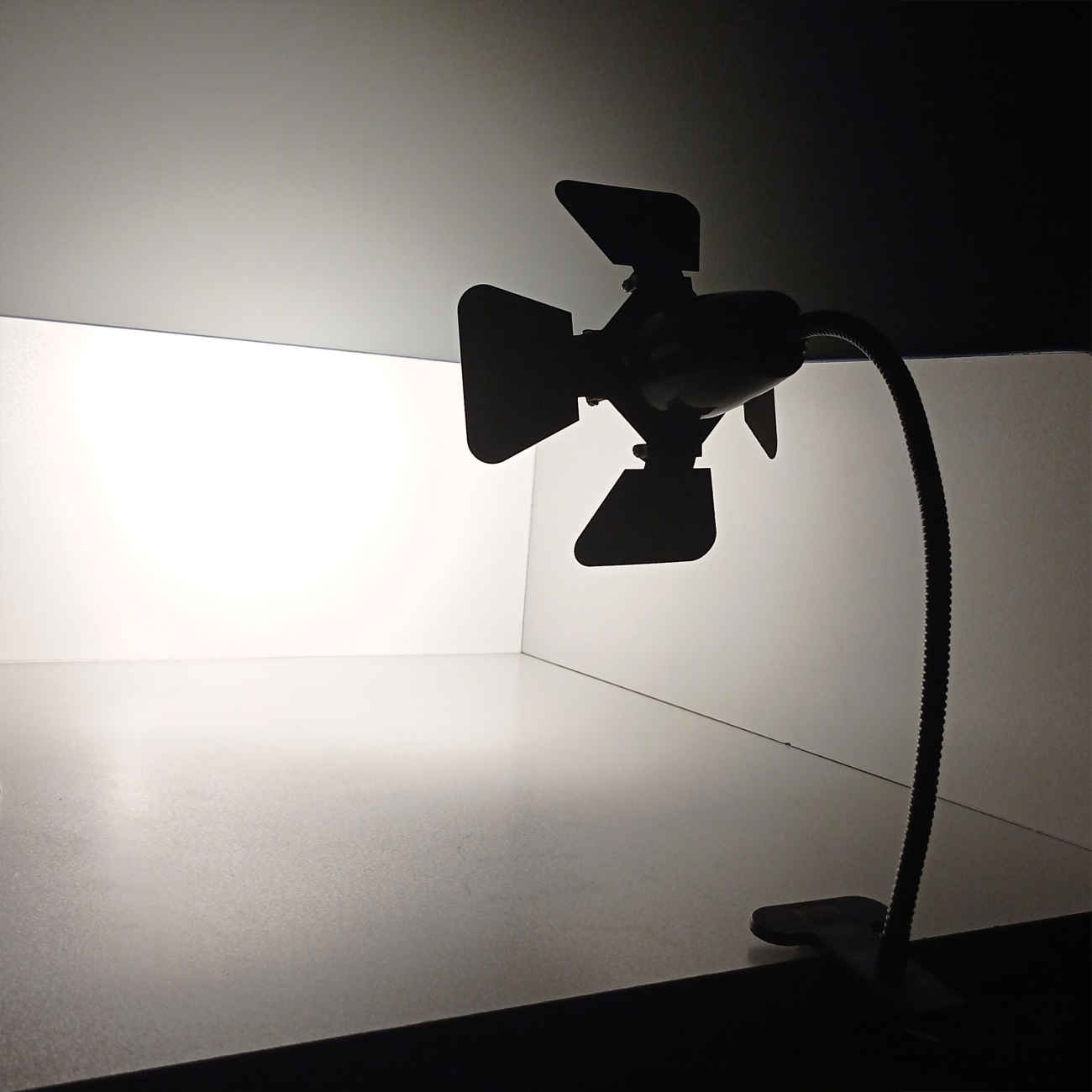 Verstellbare Metall-Schreibtischlampe – Flexible Lampe mit fokussierter Beleuchtung