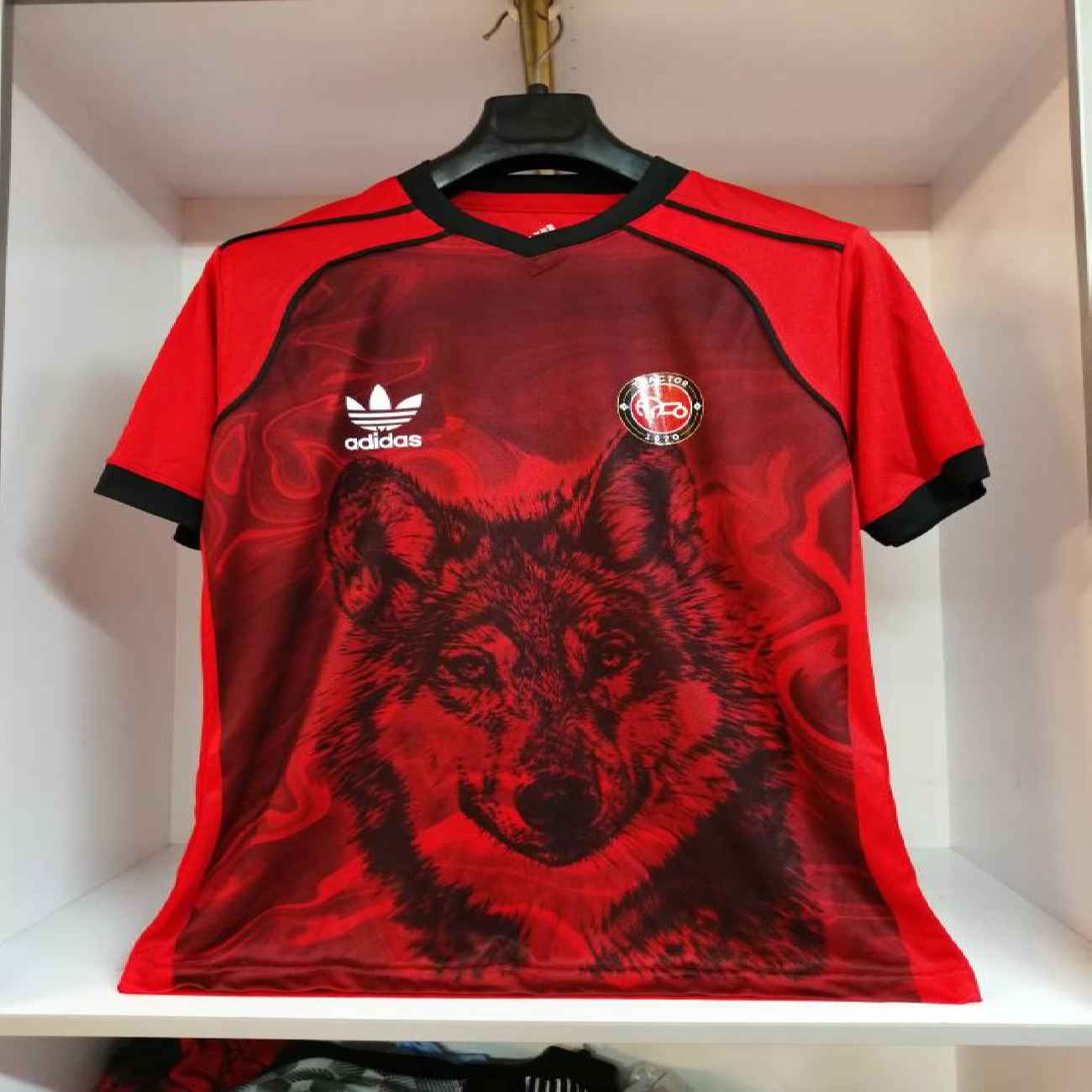 Tractor Football Club Trikot 2024 – Langlebig & stylisch mit Wolf-Design für Fans