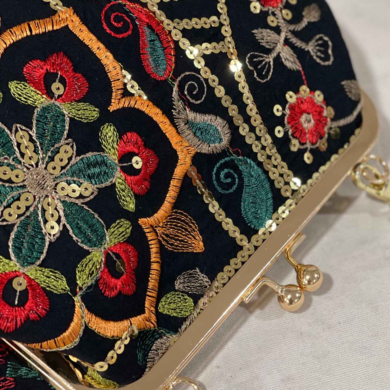 Bestickte Samt-Clutch – Elegante Handtasche mit Blumen- und Blattmuster