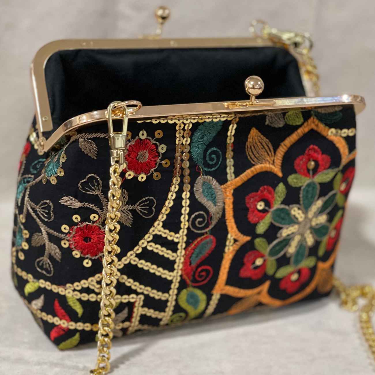 Bestickte Samt-Clutch – Elegante Handtasche mit Blumen- und Blattmuster