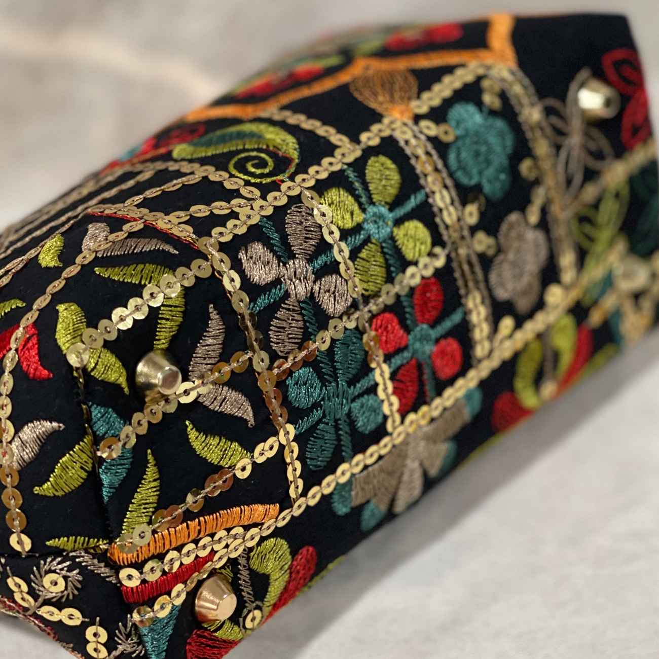 Bestickte Samt-Clutch – Elegante Handtasche mit Blumen- und Blattmuster
