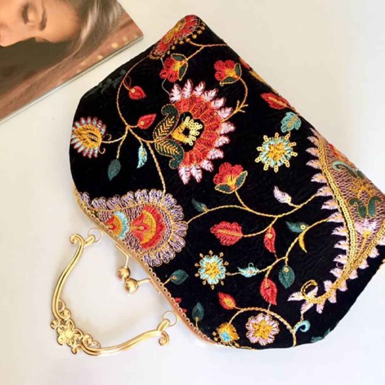 Bestickte Samt-Clutch – Elegante Handtasche mit Paisley-Muster in Schwarz