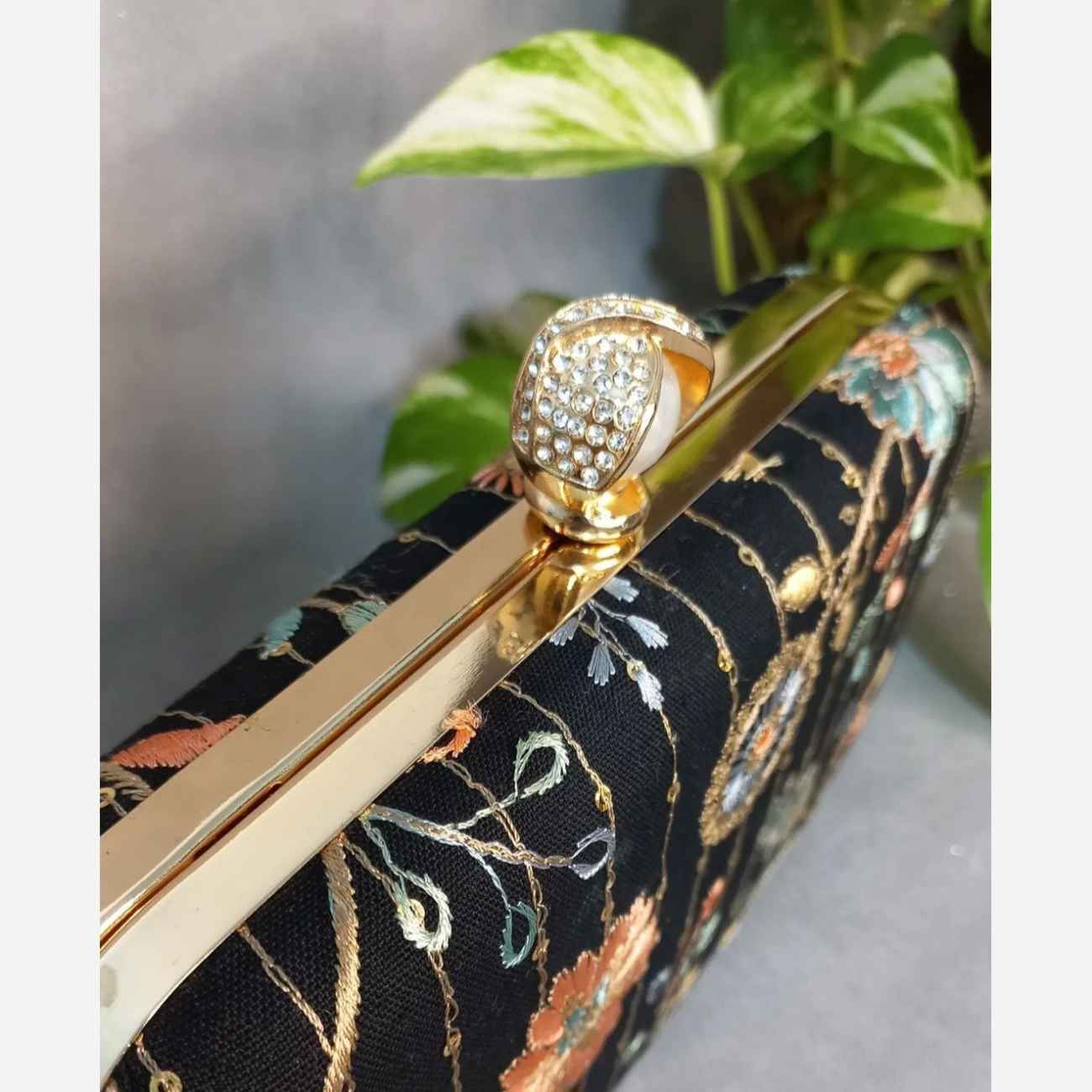 Bestickte Samt-Clutch – Schicke & luxuriöse Handtasche mit Blumen- und Rosenmotiv