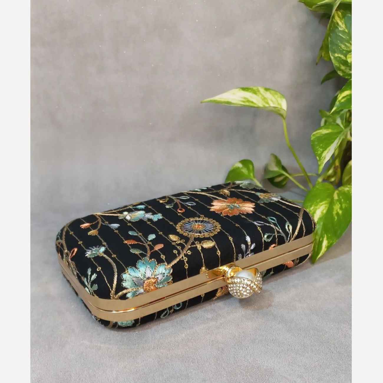 Bestickte Samt-Clutch – Schicke & luxuriöse Handtasche mit Blumen- und Rosenmotiv