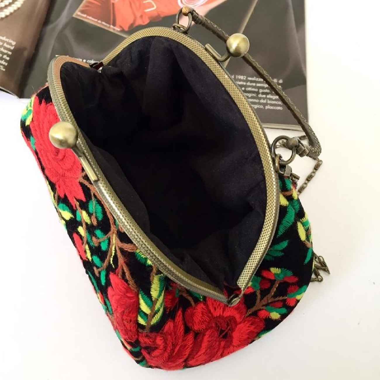 Bestickte Samt-Clutch – Handtasche mit rotem Rosenmuster