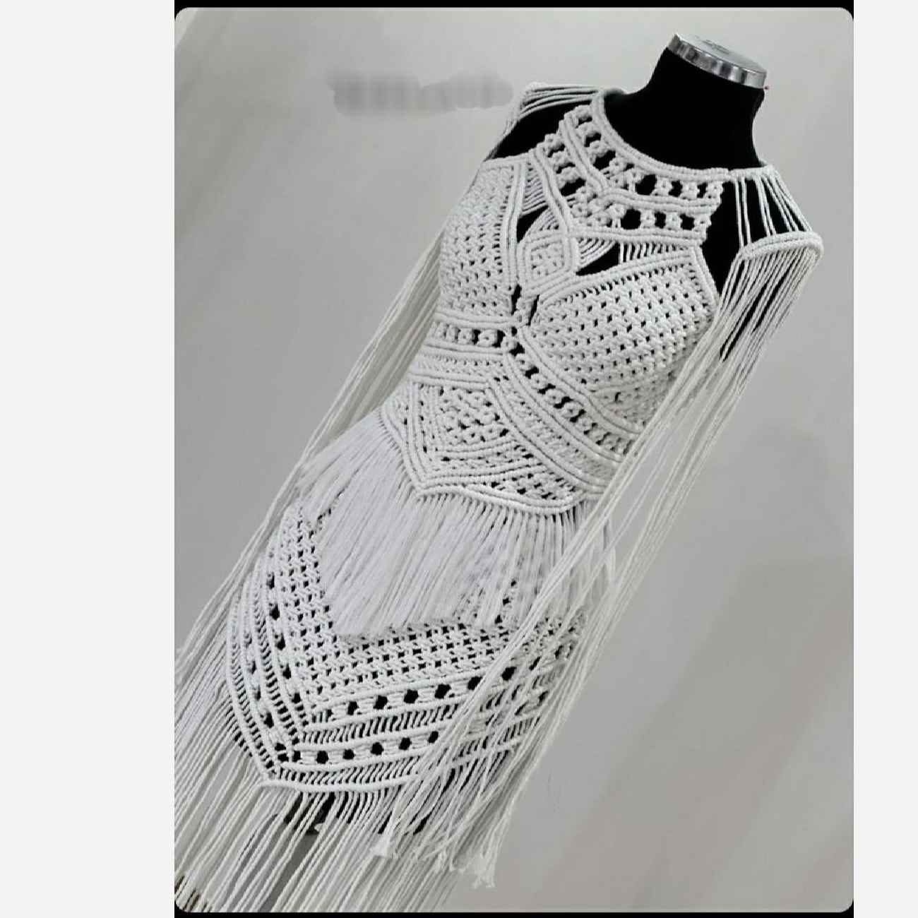 Handgefertigtes Makramee-Kleid – Wunderschöne Knoten-Details für luftigen Sommerstil