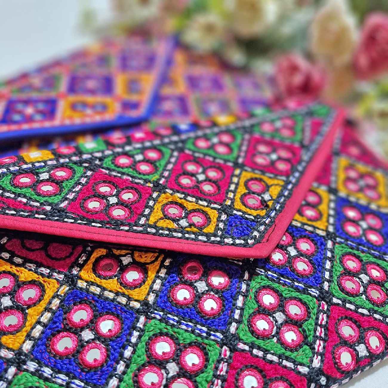 Handgefertigte persische Damen-Clutch – Suzani-Stickerei in Rosa