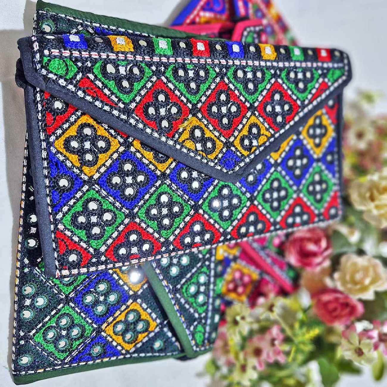 Handgefertigte persische Damen-Clutch – Suzani-Stickerei in Rosa