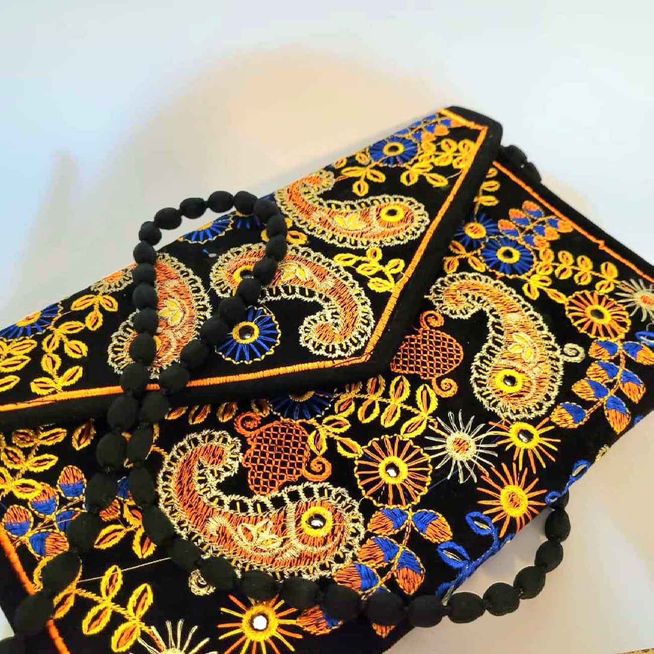 Handgefertigte persische Damen-Clutch – Suzani-Stickerei mit Paisley-Muster