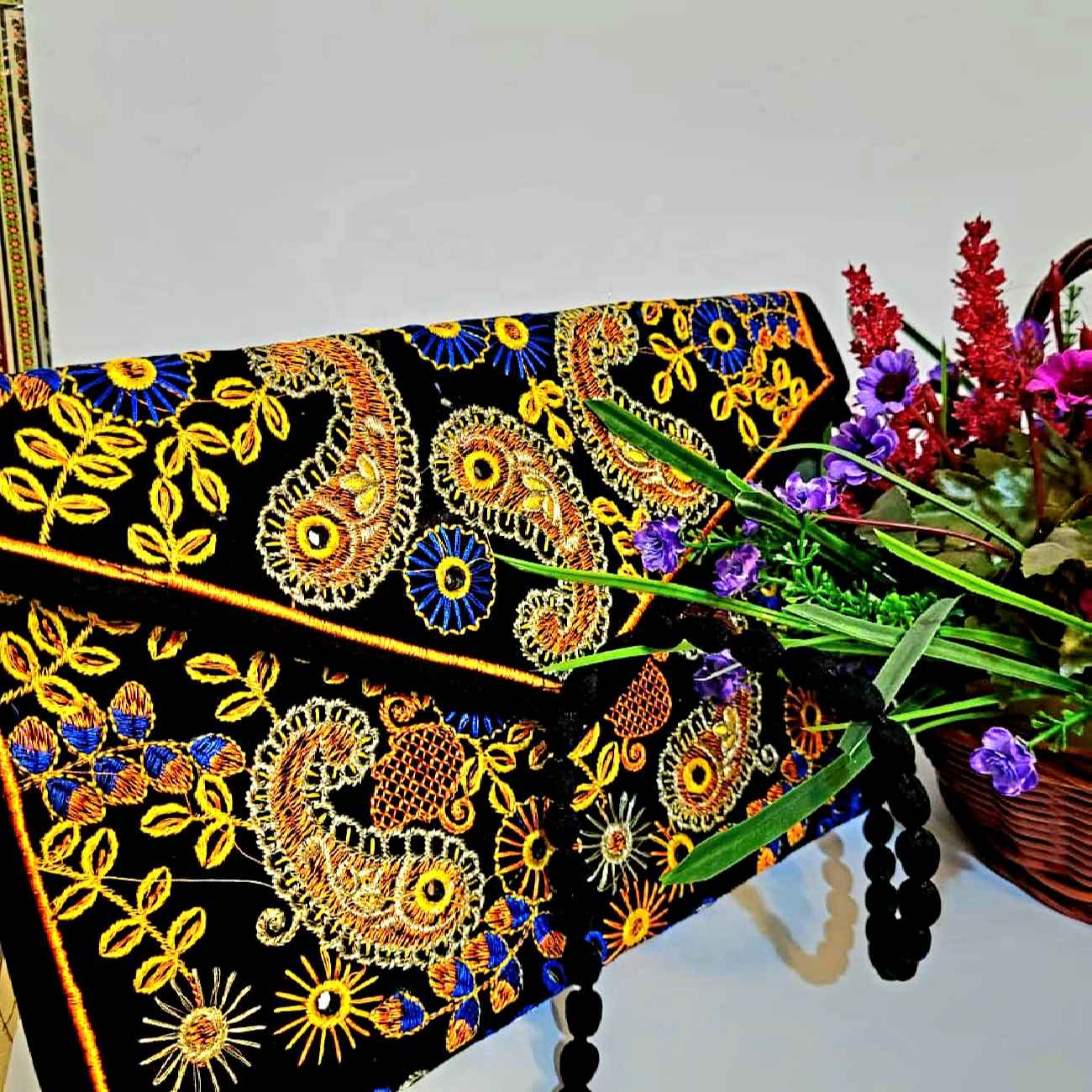 Handgefertigte persische Damen-Clutch – Suzani-Stickerei mit Paisley-Muster