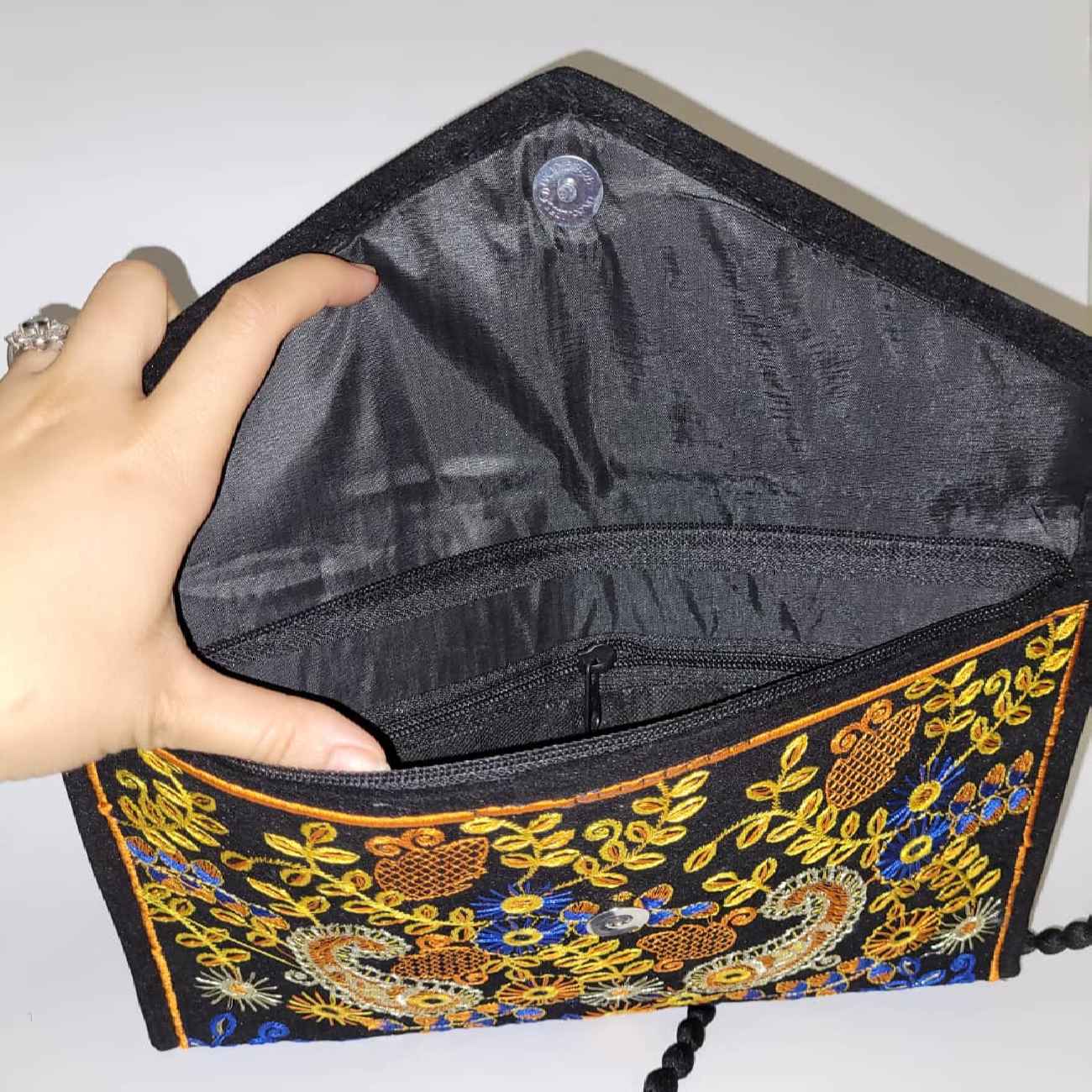 Handgefertigte persische Damen-Clutch – Suzani-Stickerei mit Paisley-Muster